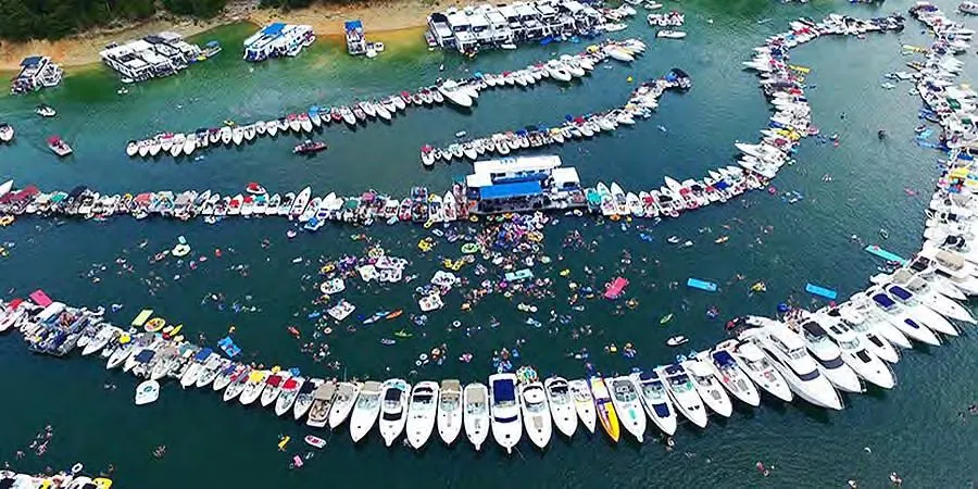 Boats on Lake Cumberland near Kumberland resorts